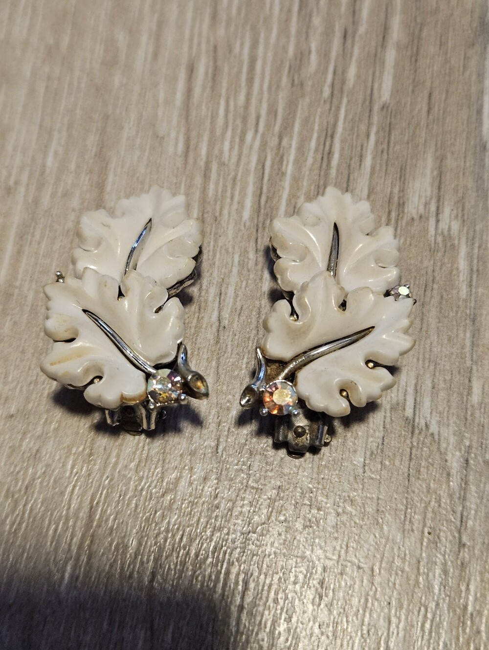 Vtg Lisner Clip-on Earrings White Oak Leaf Silver-tone